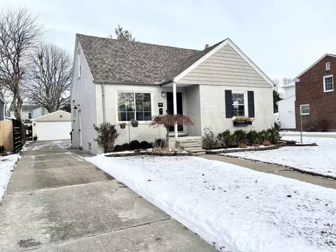 2230 Hawthorne, Grosse Pointe Woods, MI 48236
