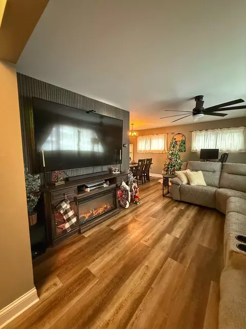 Living - 5016 Deland, Flushing, MI 48433 photo 2 of 3