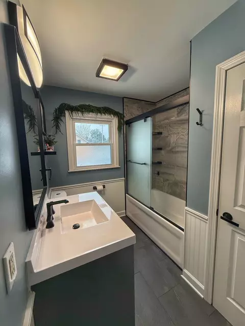 Bath - 5016 Deland, Flushing, MI 48433 photo 1 of 3