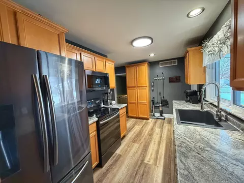Kitchen - 5016 Deland, Flushing, MI 48433 photo 2 of 5