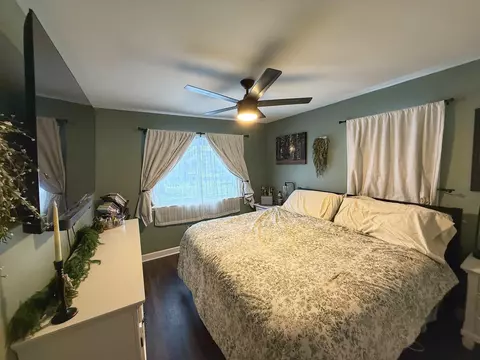Bedroom - 5016 Deland, Flushing, MI 48433 photo 1 of 5