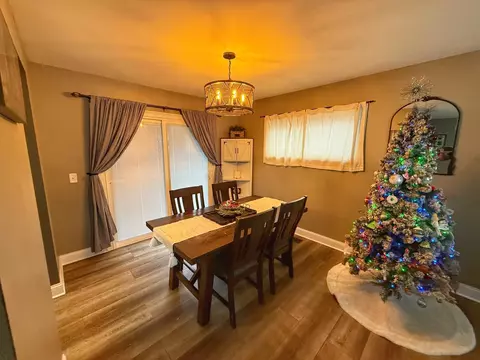 Dining - 5016 Deland, Flushing, MI 48433 photo 1 of 3