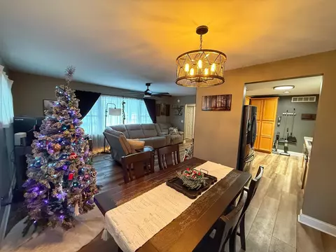 Dining - 5016 Deland, Flushing, MI 48433 photo 2 of 3