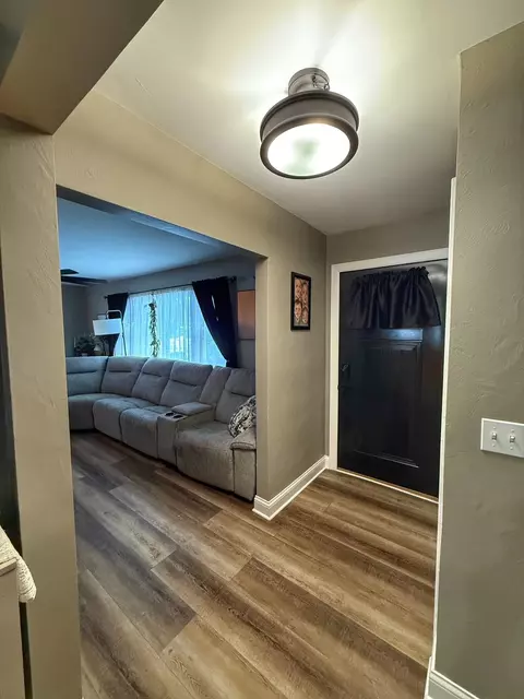 Entry Way - 5016 Deland, Flushing, MI 48433 photo 3 of 6