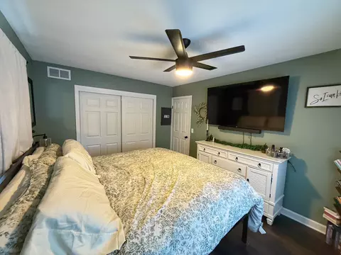 Bedroom - 5016 Deland, Flushing, MI 48433 photo 2 of 5