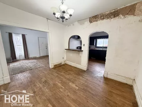 Living - 721 Wright, Owosso, MI 48867 photo 4 of 5