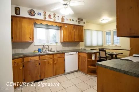Kitchen - 605 Hut West Dr, Flushing, MI 48433 photo 1 of 2