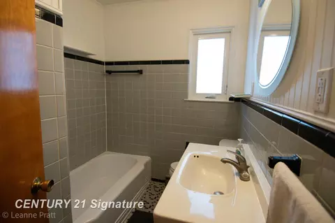 Bath - 605 Hut West Dr, Flushing, MI 48433 photo 1 of 4