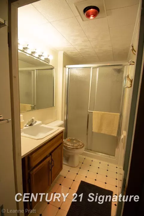 Bath - 605 Hut West Dr, Flushing, MI 48433 photo 4 of 4