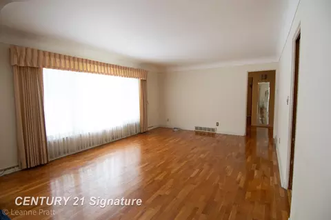 Living - 605 Hut West Dr, Flushing, MI 48433 photo 1 of 2
