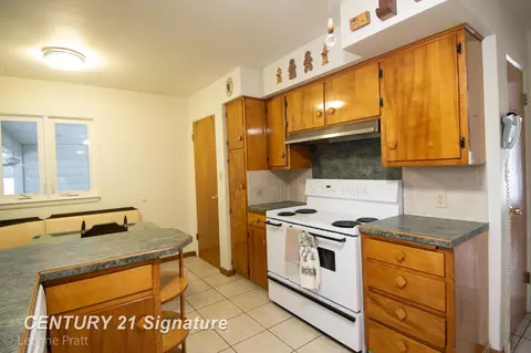 Kitchen - 605 Hut West Dr, Flushing, MI 48433 photo 2 of 2