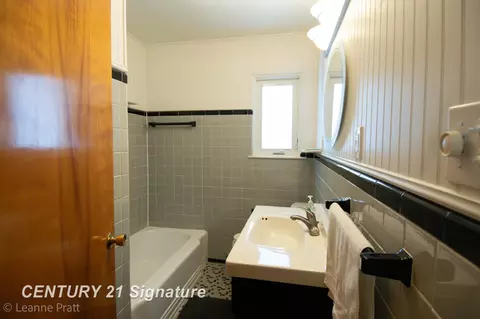 Bath - 605 Hut West Dr, Flushing, MI 48433 photo 3 of 4