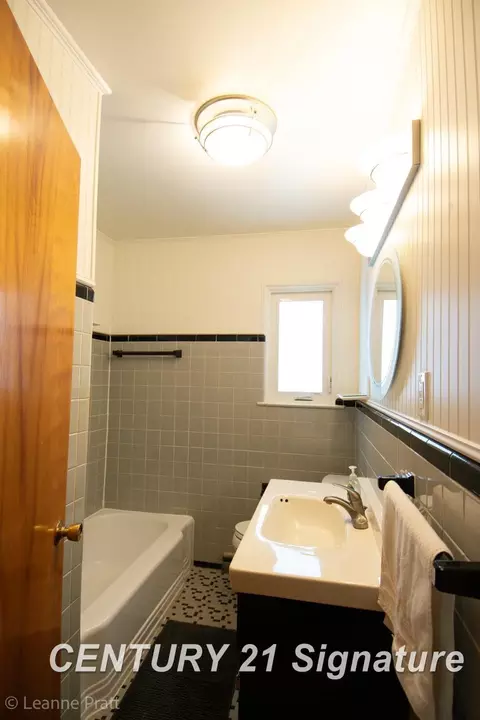 Bath - 605 Hut West Dr, Flushing, MI 48433 photo 2 of 4