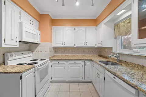 Kitchen - 1003 Bedford, Grosse Pointe Park, MI 48230 photo 4 of 4