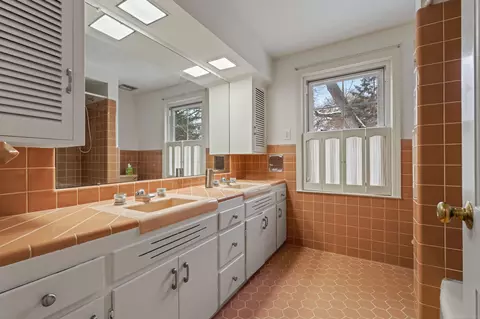 Bath - 1003 Bedford, Grosse Pointe Park, MI 48230 photo 4 of 4