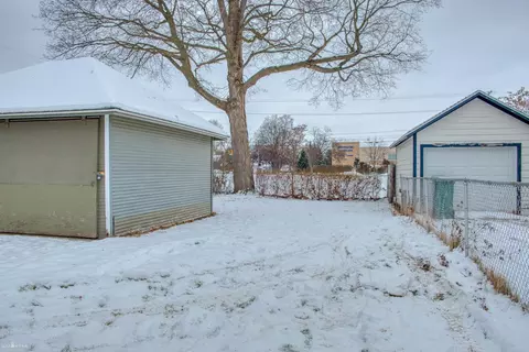 Exterior - 701 N N Pne, Owosso, MI 48867 photo 4 of 5