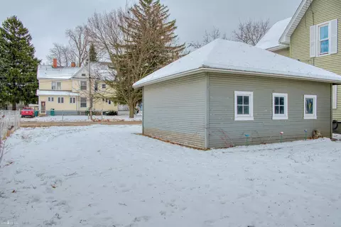 Exterior - 701 N N Pne, Owosso, MI 48867 photo 3 of 5