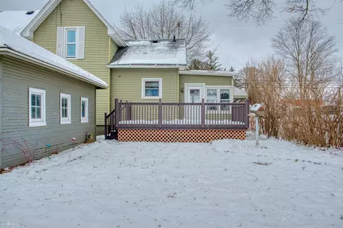 Exterior - 701 N N Pne, Owosso, MI 48867 photo 2 of 5