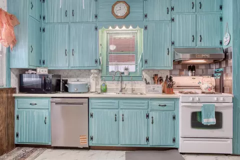 Kitchen - 701 N N Pne, Owosso, MI 48867 photo 2 of 4