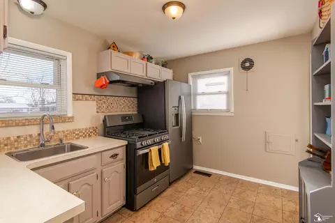 Kitchen - 18082 Ray, Riverview, MI 48193 photo 2 of 2