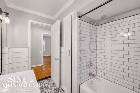 Bath - 835 Harcourt, Grosse Pointe Park, MI 48230 photo 4 of 7