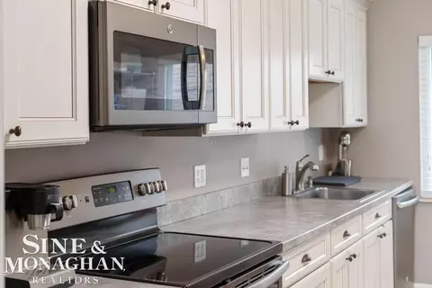 Kitchen - 835 Harcourt, Grosse Pointe Park, MI 48230 photo 8 of 9