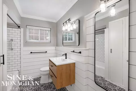 Bath - 835 Harcourt, Grosse Pointe Park, MI 48230 photo 1 of 7