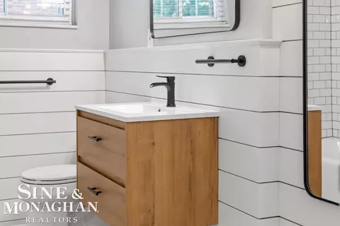 Bath - 835 Harcourt, Grosse Pointe Park, MI 48230 photo 2 of 7