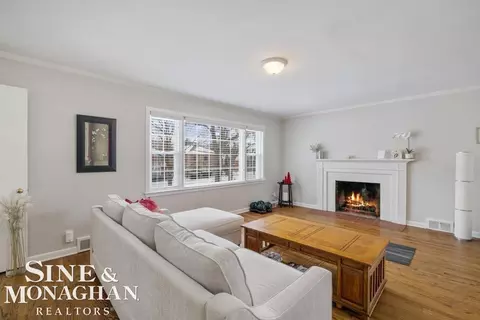 Living - 835 Harcourt, Grosse Pointe Park, MI 48230 photo 7 of 10