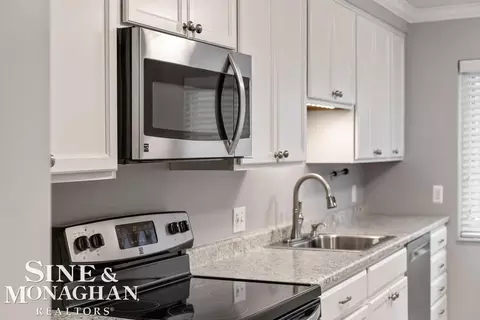 Kitchen - 835 Harcourt, Grosse Pointe Park, MI 48230 photo 2 of 9