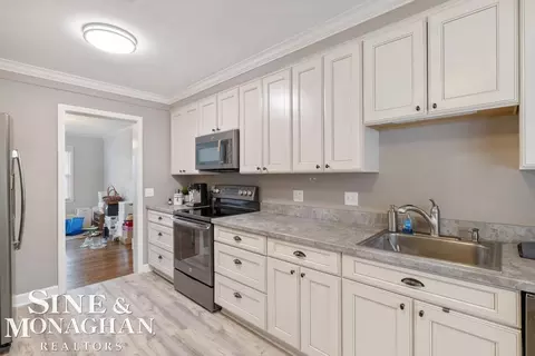 Kitchen - 835 Harcourt, Grosse Pointe Park, MI 48230 photo 7 of 9
