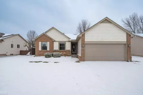 27530 Cedar Gln, Chesterfield, MI 48051
