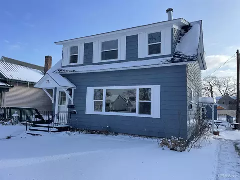 Exterior - 231 Ogden, Escanaba, MI 49829 photo 3 of 7