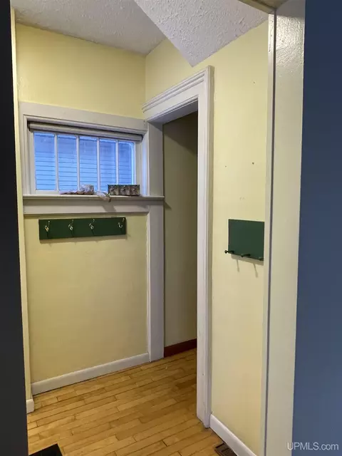 Entry Way - 231 Ogden, Escanaba, MI 49829 photo 1 of 11