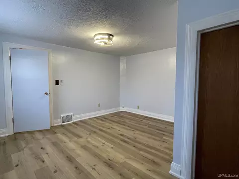 Living - 231 Ogden, Escanaba, MI 49829 photo 8 of 8