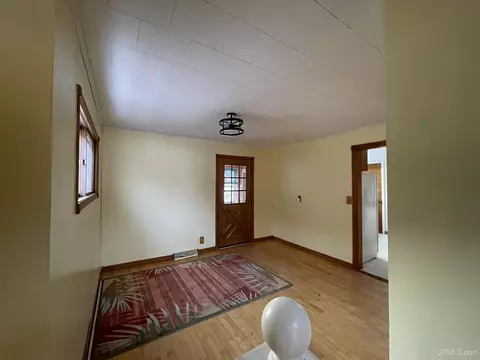 Living - 231 Ogden, Escanaba, MI 49829 photo 6 of 8