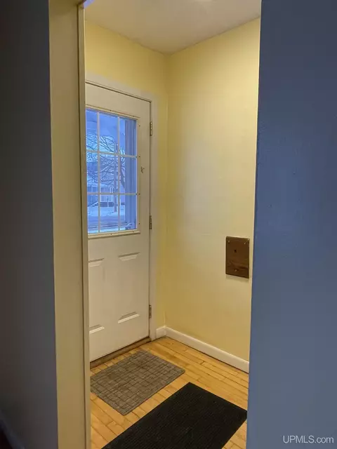 Entry Way - 231 Ogden, Escanaba, MI 49829 photo 2 of 11
