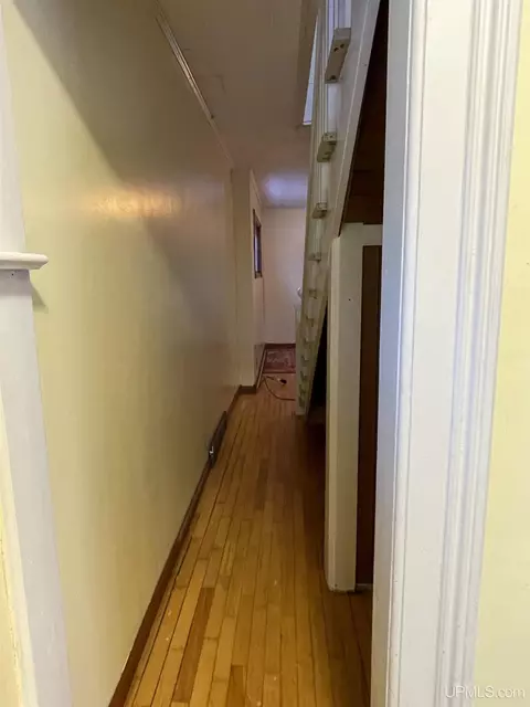 Entry Way - 231 Ogden, Escanaba, MI 49829 photo 3 of 11