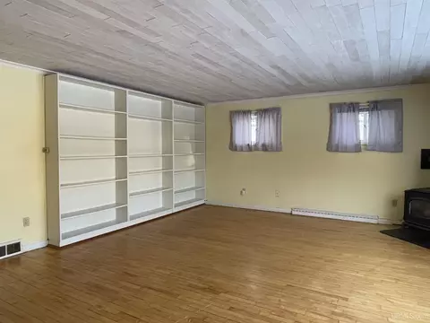 Living - 231 Ogden, Escanaba, MI 49829 photo 4 of 8