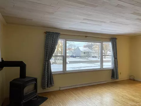 Living - 231 Ogden, Escanaba, MI 49829 photo 2 of 8