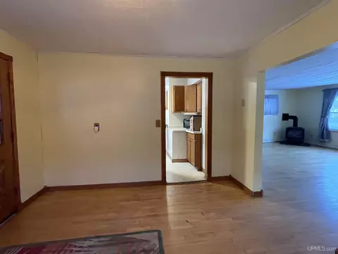Entry Way - 231 Ogden, Escanaba, MI 49829 photo 4 of 11
