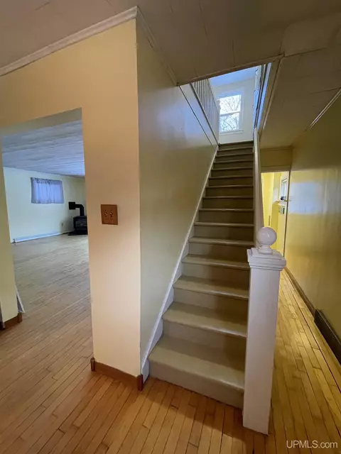 Entry Way - 231 Ogden, Escanaba, MI 49829 photo 5 of 11