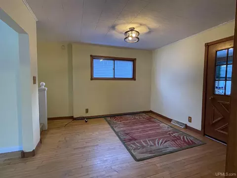 Living - 231 Ogden, Escanaba, MI 49829 photo 7 of 8
