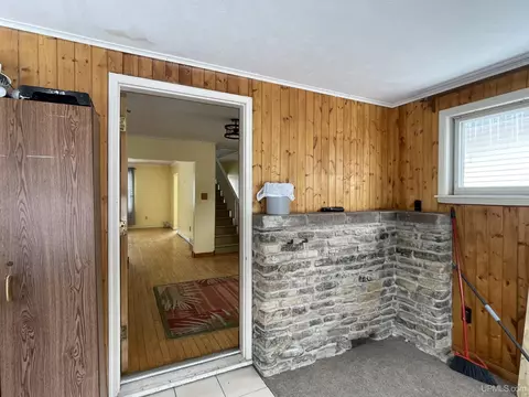 Entry Way - 231 Ogden, Escanaba, MI 49829 photo 7 of 11