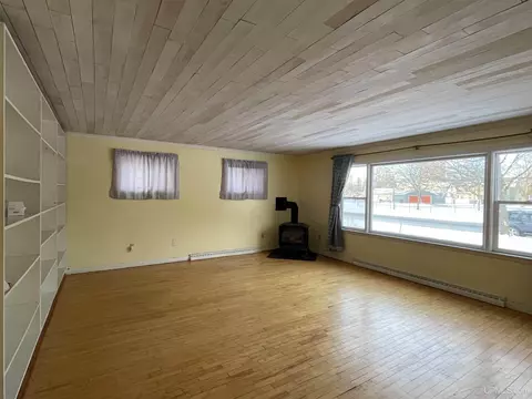 Living - 231 Ogden, Escanaba, MI 49829 photo 3 of 8