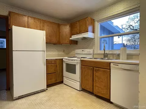 Kitchen - 231 Ogden, Escanaba, MI 49829 photo 2 of 3