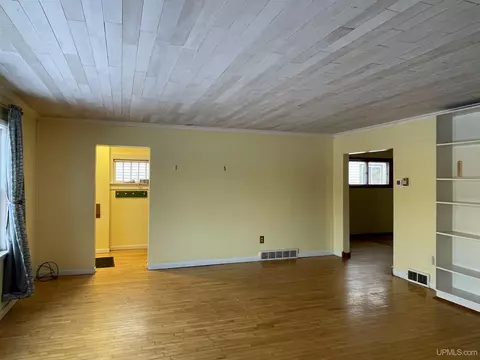 Living - 231 Ogden, Escanaba, MI 49829 photo 5 of 8