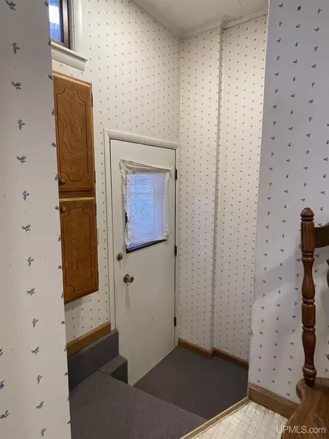 Entry Way - 231 Ogden, Escanaba, MI 49829 photo 6 of 11