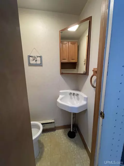 Bath - 231 Ogden, Escanaba, MI 49829 photo 2 of 8