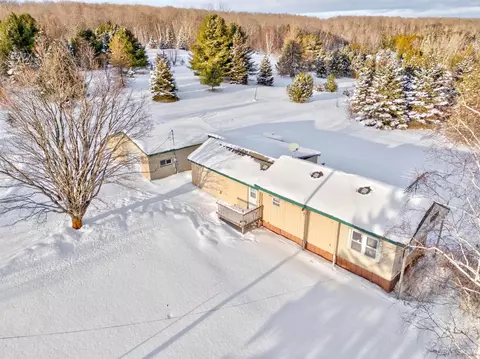 3640 W Quarry, Gulliver, MI 49840